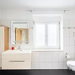 Daire Preiswertes Stilvolles Im Privaten Haus Mit Grossem Schoenem Modernem Gemeinschaft Badenzimmer *