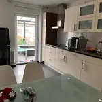 Preiswertes Stilvolles Im Privaten Haus Mit Grossem Schoenem Modernem Gemeinschaft Badenzimmer