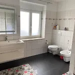 Daire Preiswertes Stilvolles Im Privaten Haus Mit Grossem Schoenem Modernem Gemeinschaft Badenzimmer *