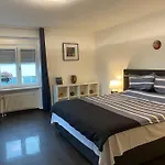 Preiswertes Stilvolles Im Privaten Haus Mit Grossem Schoenem Modernem Gemeinschaft Badenzimmer *