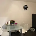Preiswertes Stilvolles Im Privaten Haus Mit Grossem Schoenem Modernem Gemeinschaft Badenzimmer *