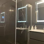 Preiswertes Stilvolles Im Privaten Haus Mit Grossem Schoenem Modernem Gemeinschaft Badenzimmer Daire