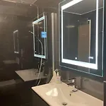 Daire Preiswertes Stilvolles Im Privaten Haus Mit Grossem Schoenem Modernem Gemeinschaft Badenzimmer