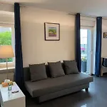 Preiswertes Stilvolles Im Privaten Haus Mit Grossem Schoenem Modernem Gemeinschaft Badenzimmer *