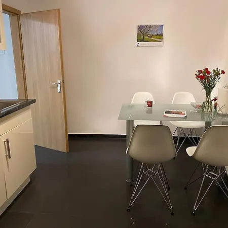 Preiswertes Stilvolles Im Privaten Haus Mit Grossem Schoenem Modernem Gemeinschaft Badenzimmer *