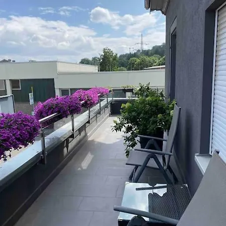 Preiswertes Stilvolles Im Privaten Haus Mit Grossem Schoenem Modernem Gemeinschaft Badenzimmer