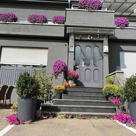 Preiswertes Stilvolles Im Privaten Haus Mit Grossem Schoenem Modernem Gemeinschaft Badenzimmer Daire *